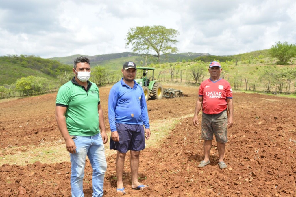 Programa de Corte de Terras está em execução em Poço Dantas e beneficia dezenas de agricultores locais