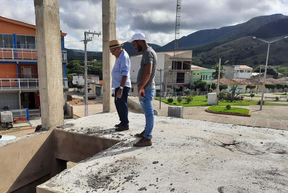 Prefeito Itamar Moreira de Poço Dantas-PB visita várias obras em andamento no município