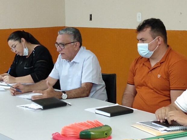 Prefeito Itamar Moreira participa de reunião com Chefe do Departamento de Transportes e equipe de motoristas